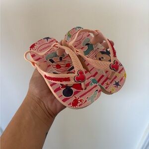 Havaianas Kids Peach Pink Mickey Mouse Sandals with Seaside Print